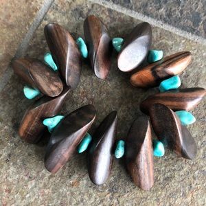 Beautiful wood and turquoise stretch bracelet.